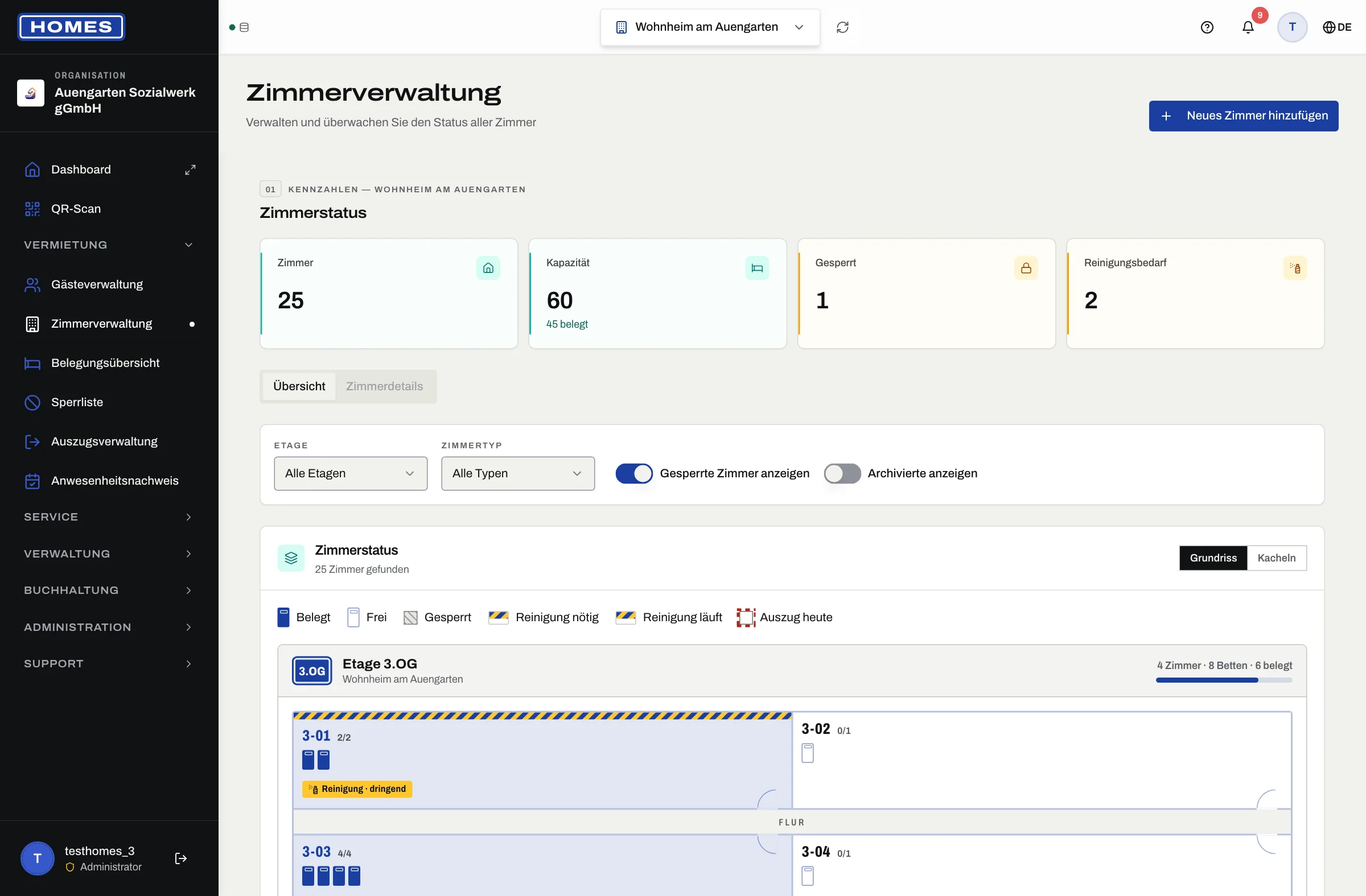 Grundriss je Etage: Zimmer beiderseits des Flurs, ein Bettsymbol pro Bett (belegt oder frei), gelb-blaues Band bei Reinigungsbedarf, rote Strichlinie bei Auszug heute, gesperrte Zimmer grau schraffiert