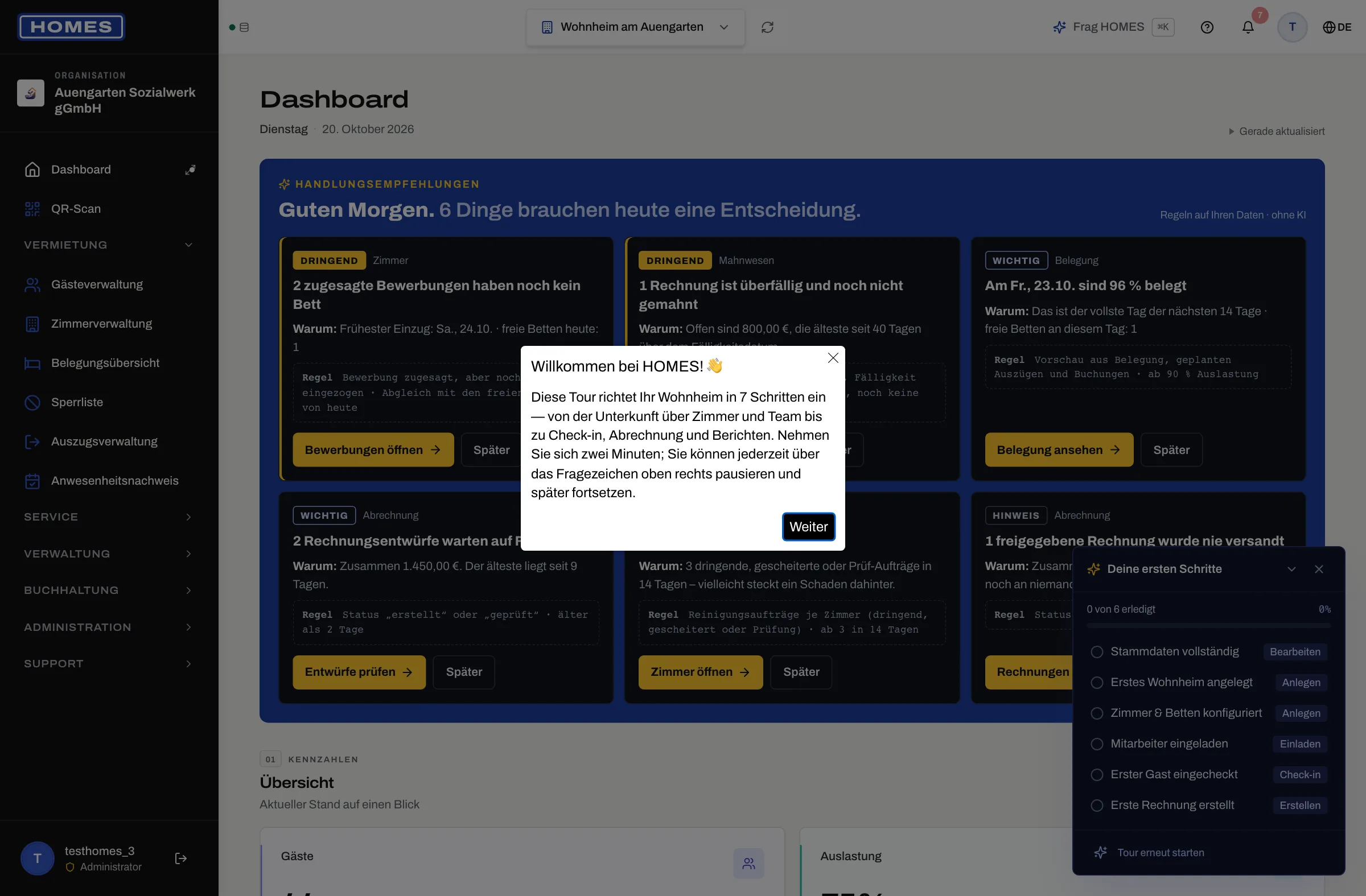 Geführte Tour im HOMES-Dashboard: Willkommens-Hinweis zum Start und die Checkliste „Deine ersten Schritte“ unten rechts – rollenbasiert, pausierbar und fortsetzbar