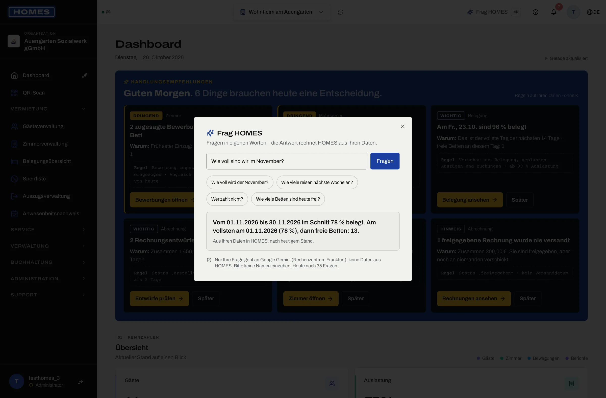 Dialog „Frag HOMES“ über dem Dashboard: Frage „Wie voll sind wir im November?“, Antwort mit durchschnittlicher Belegung, vollstem Tag und freien Betten