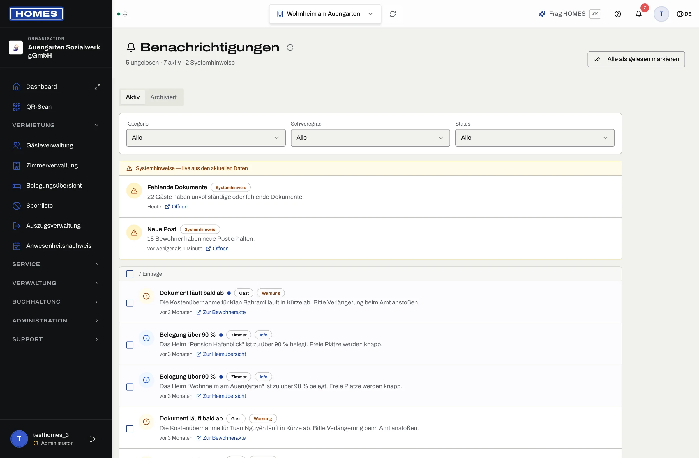 Seite „Benachrichtigungen“ mit Filtern nach Kategorie, Schweregrad und Status, Systemhinweisen zu fehlenden Dokumenten und neuer Post sowie Einträgen zu ablaufenden Dokumenten und hoher Belegung